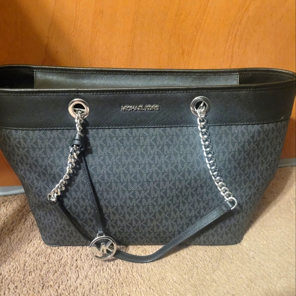 Micheal Kors purse slightly used